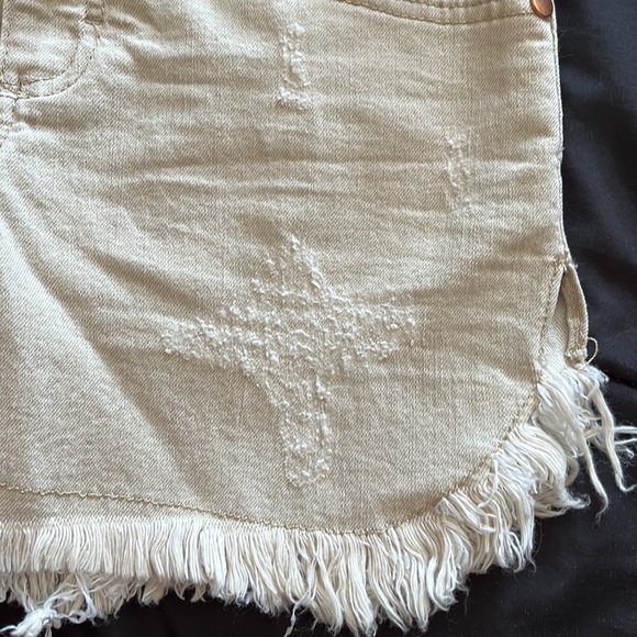 NWT Wrangler khaki color distressed cut off denim shorts, size 0. - Picture 4 of 5